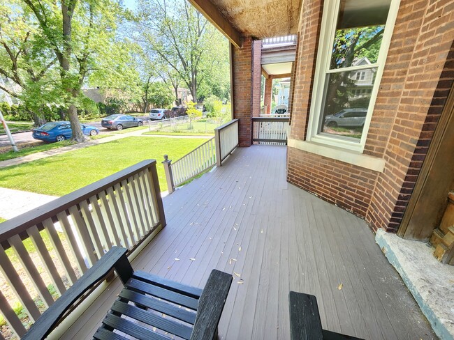 Building Photo - 1823 W Greenleaf Ave