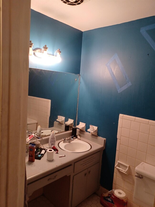 Building Photo - 2440 Mcalpin Ter