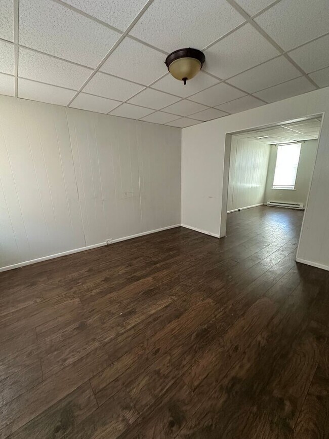 Building Photo - 3bd 1 bath with fenced in yard!