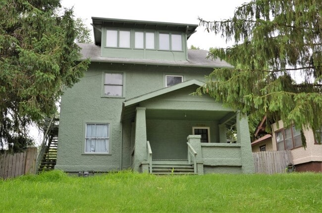 Building Photo - 3304 Crescent Dr