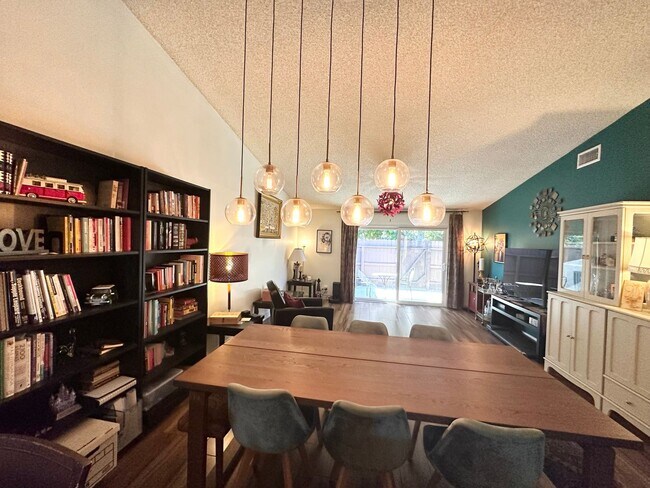 Building Photo - Beautiful Condo Located in Desirable Anaheim Community!