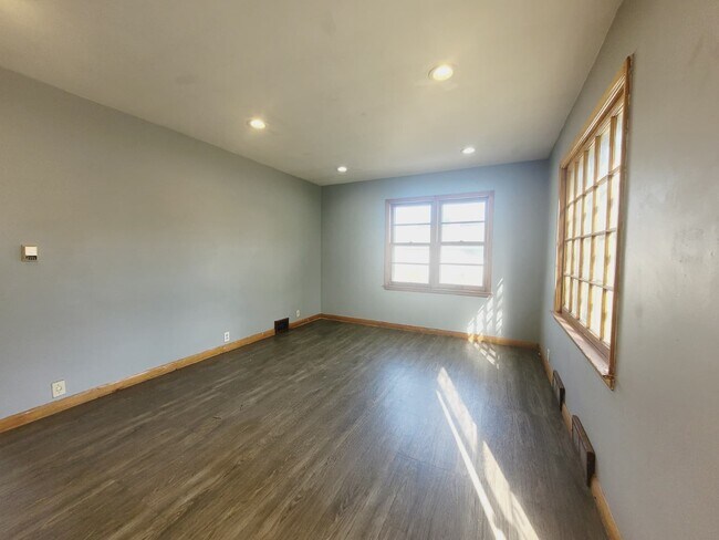 Foto del edificio - 1320 N Broadwell Ave