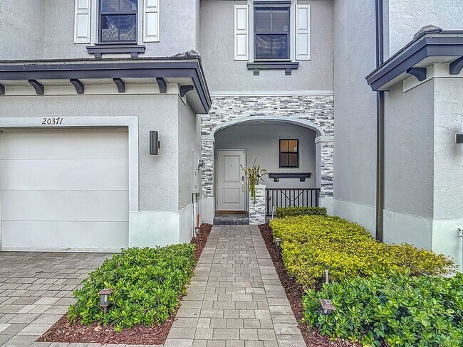 Foto del edificio - Gorgeous 3 bedroom 2 1/2 bath Townhouse bu...