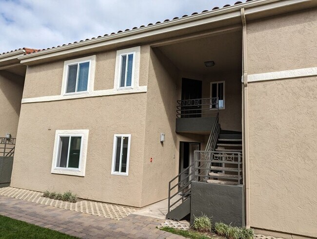Foto del edificio - 2 Bed-2 Bath Single Story 2nd floor condo at The Verano La Jolla