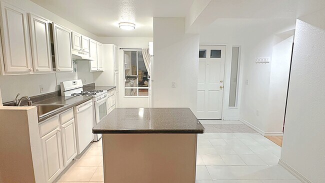 Cocina y puerta principal (vista desde el lado opuesto a la sala de estar) - 91-1058 Kekuilani Loop