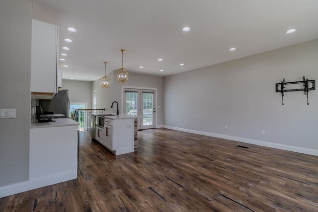 Building Photo - Rent the Dream – Stylish 4-Bedroom Home!