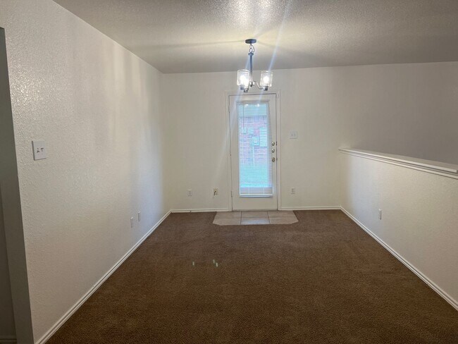 Building Photo - 2408 Thoroughbred Dr