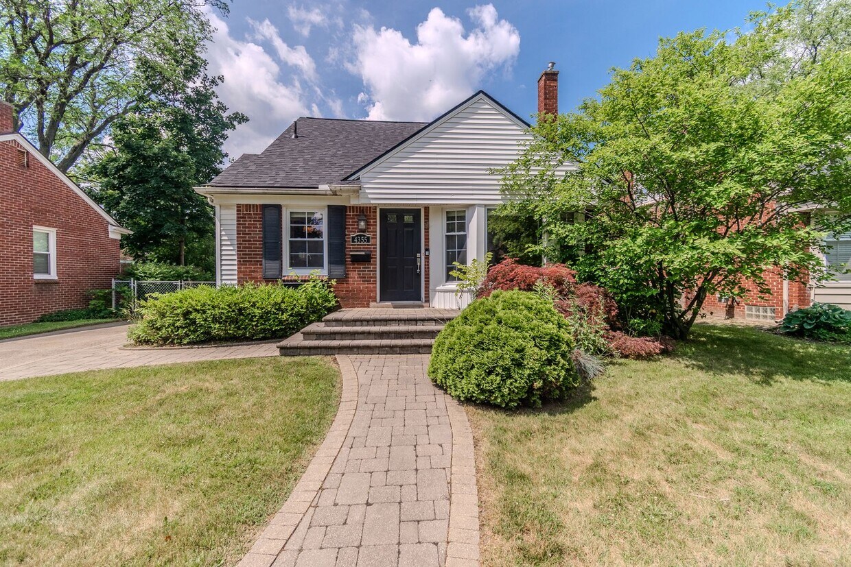 Primary Photo - Stunning 4-Bedroom, 2-Bath Home with Moder...