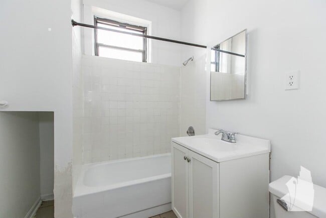 Building Photo - 2 bedroom in Chicago IL 60613
