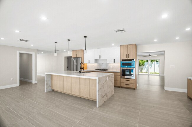 Foto del edificio - 5496 NE 22nd Ave