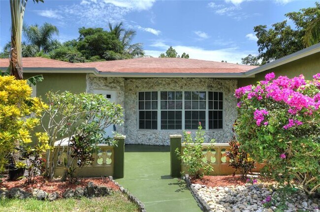 Foto del edificio - 5385 SW 8th Ct
