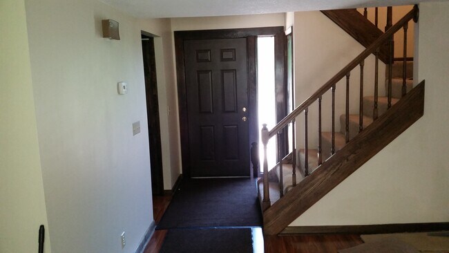 Ver Fam LM a la puerta principal - 24180 Woodridge Cir