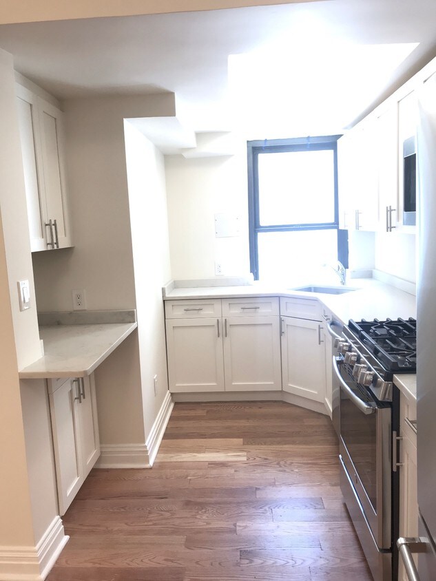 Primary Photo - 320 E 44th St