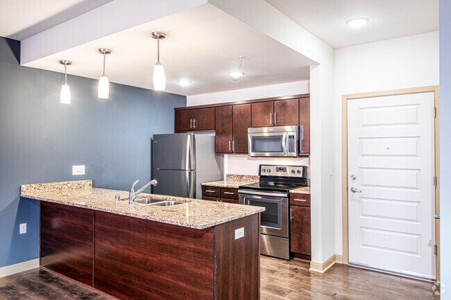 1HAB, 1BA: 788 ft² - Lake Edge