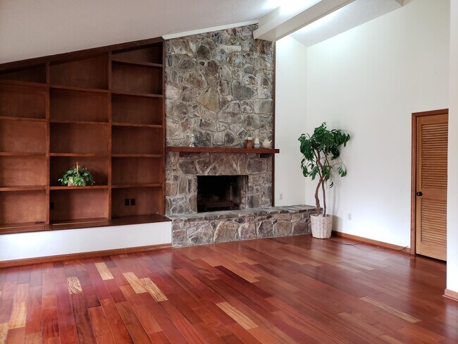 Sala de estar con chimenea de leña - 7415 Savannah Dr