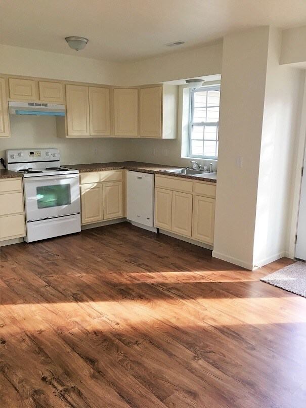 Building Photo - 103 Country Villa