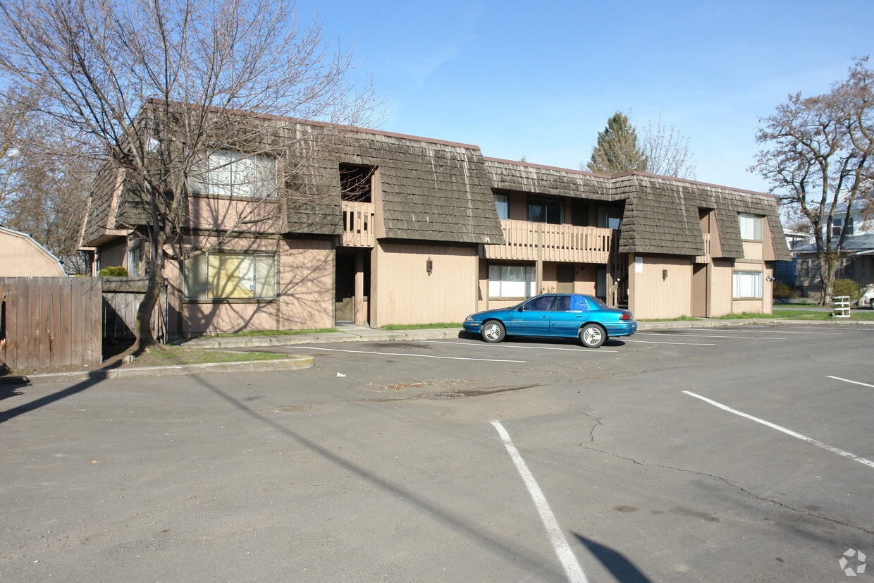 Building Photo - 1015 N Ash St