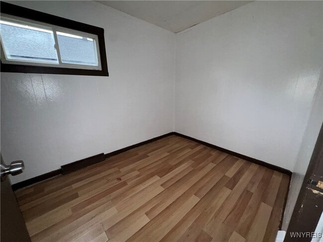 Building Photo - 108 Schutrum St