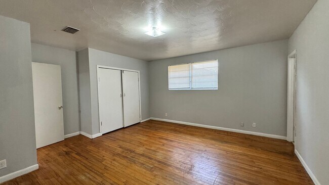 Foto del edificio - Spacious All Brick 3 Bed 2 Bathroom Home w...