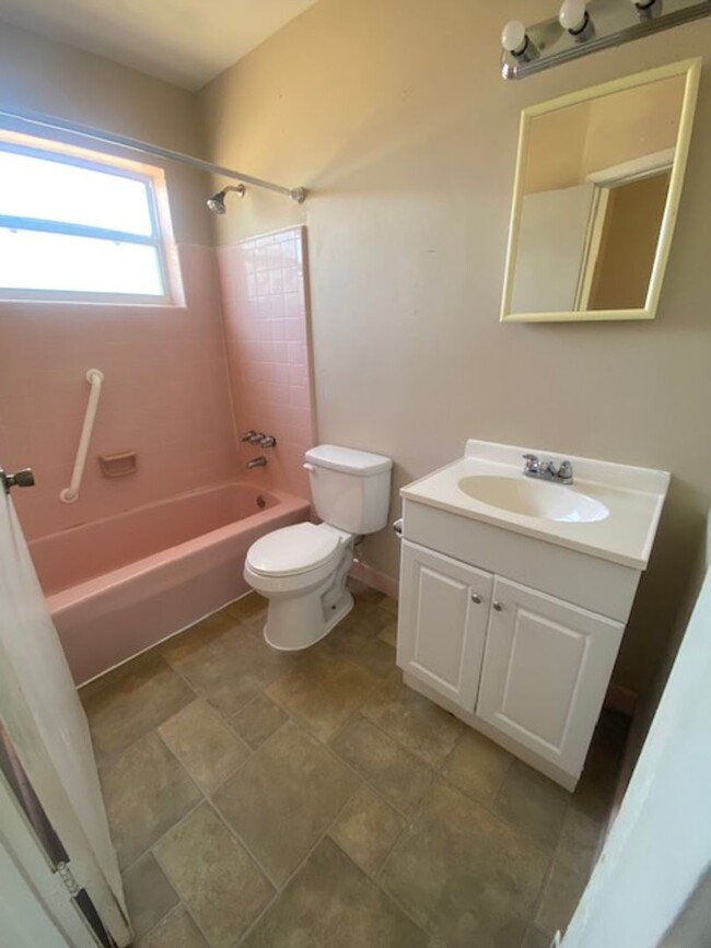 Foto del edificio - 2 Bed 1 Bath Home Pet Friendly With Washer...