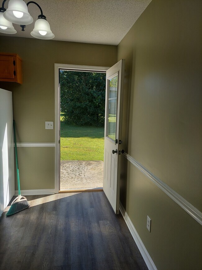 Back Entrance - 133 Shearer St