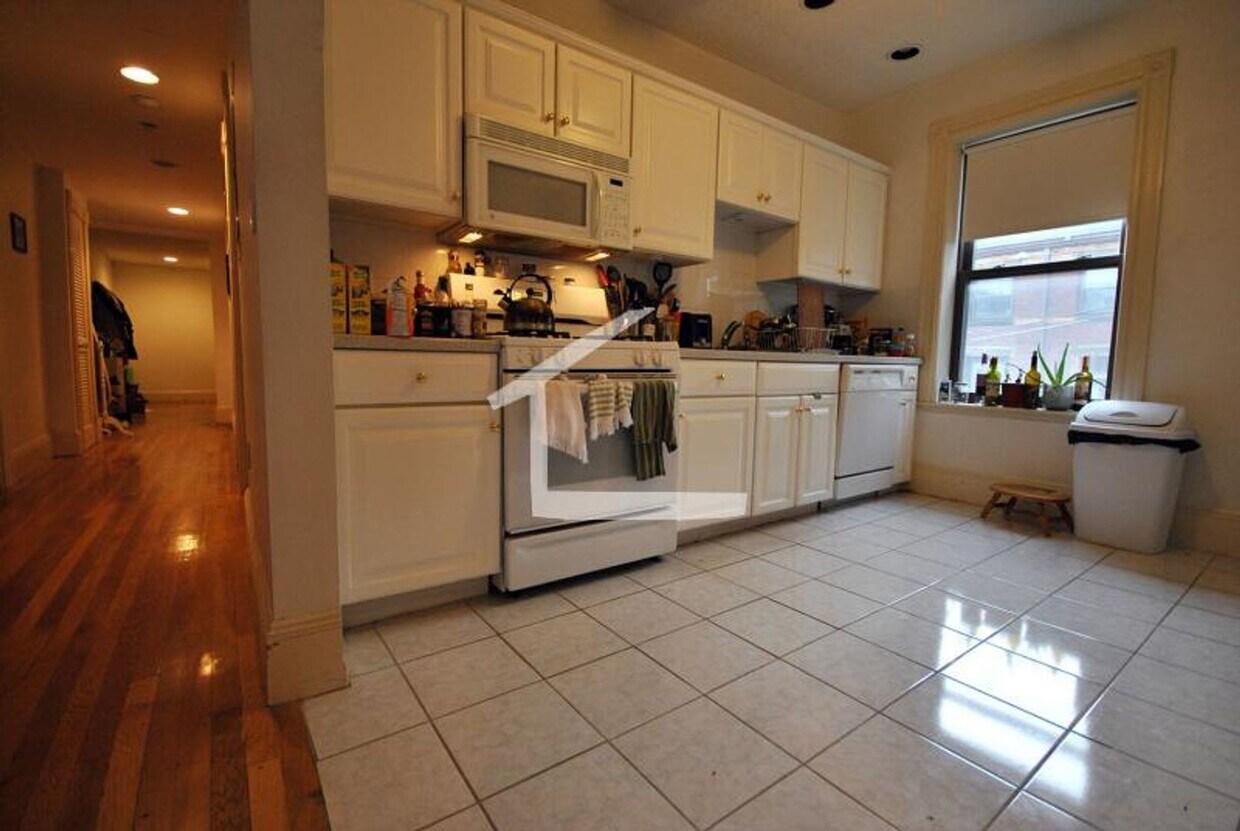Primary Photo - 9/1 No Fee! Updated 3BR/2BA with parking, ...