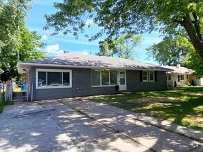 Building Photo - 9608 W Ridgewood Dr
