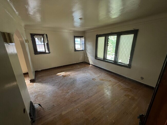 Building Photo - 18540 Russell, Unit 2