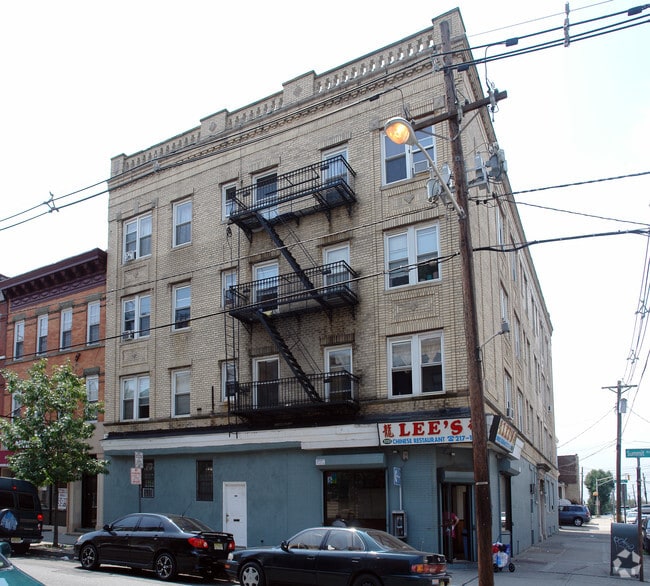 Building Photo - 63 Poplar St