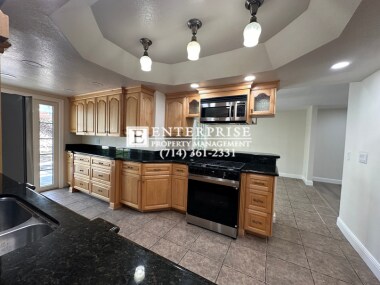Foto del edificio - Stunning 5-Bedroom Home in Anaheim with Mo...