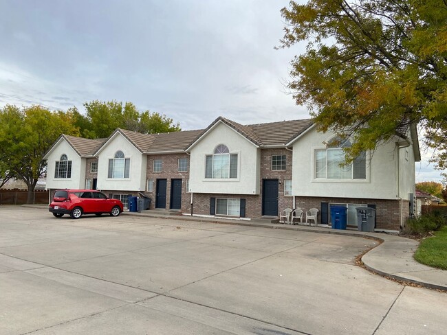 Building Photo - Cute 3-BR Townhome Near Costco