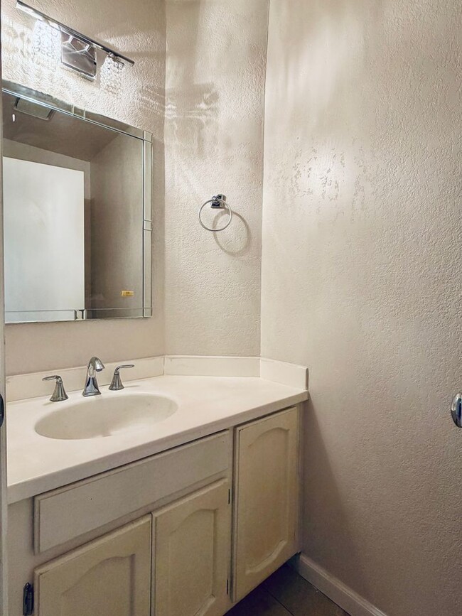 Building Photo - AVAILABLE NOW!!