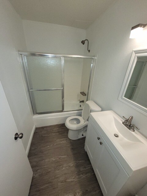 Building Photo - 637 W 79th St