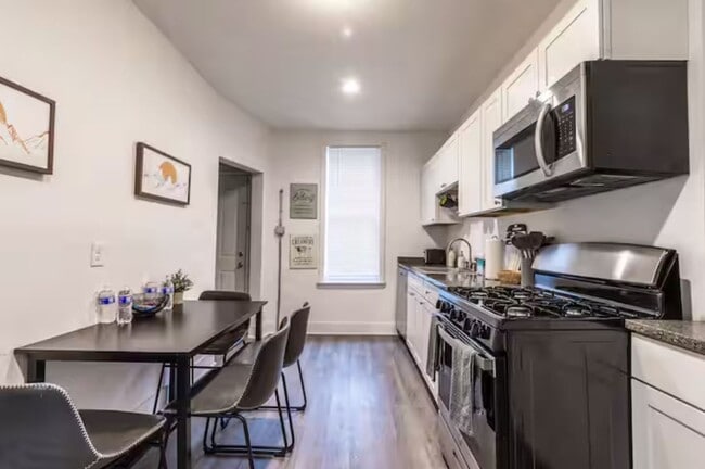 Foto del edificio - Renovated 3BR in South Side Flats | 100 Walk Score | In-Unit Laundry