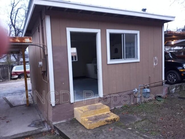 Foto del edificio - 703 Spring St