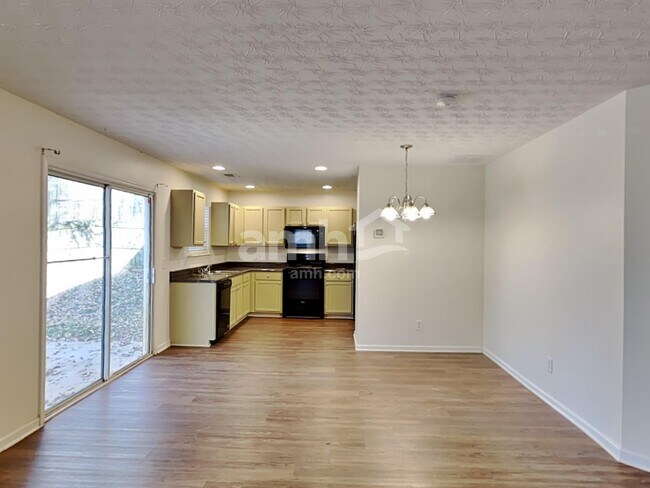 Foto del edificio - 330 Meadows Ln