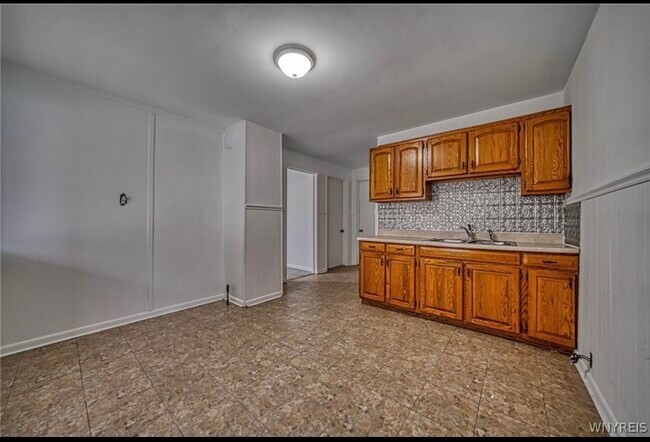 Building Photo - 368 Weimar St