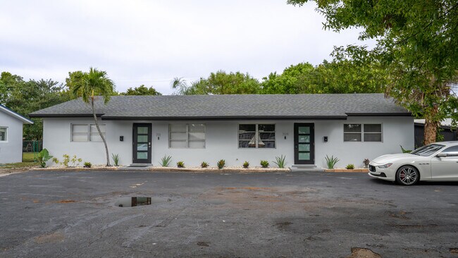 Building Photo - 711 SW 14th Ct