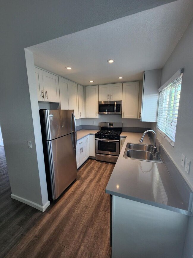 Foto del edificio - 7571-7571 Warner Ave
