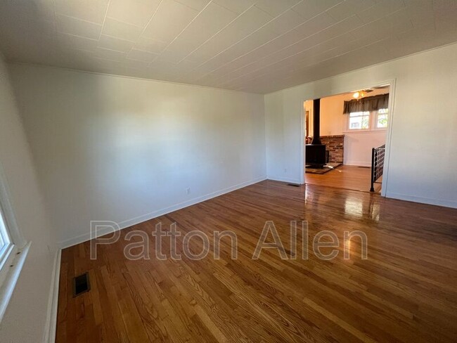 Foto del edificio - 120 Cedar Hill Rd