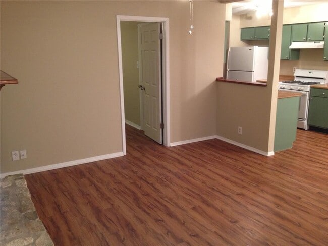 Foto del edificio - 403 Cypress Ln