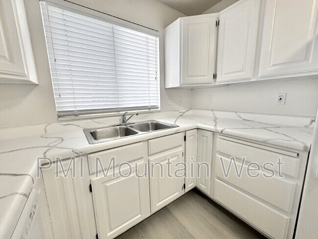 Building Photo - 49 S 200 W