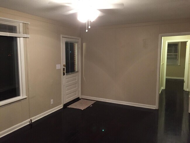 Foto del edificio - 4 Bedroom 2 Bath Home Available Immediately!