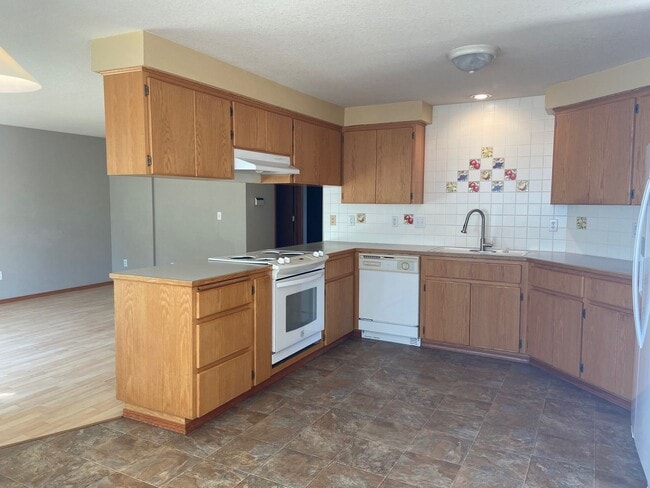 Building Photo - 4 bedroom, 3 bathroom Home in Bull Mountai...