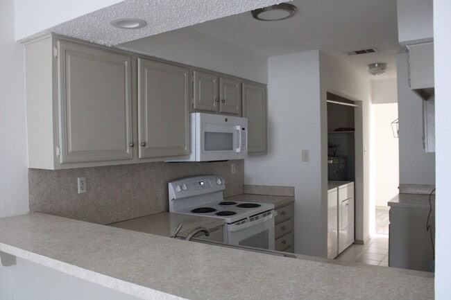 Building Photo - 2021 Towngate Dr