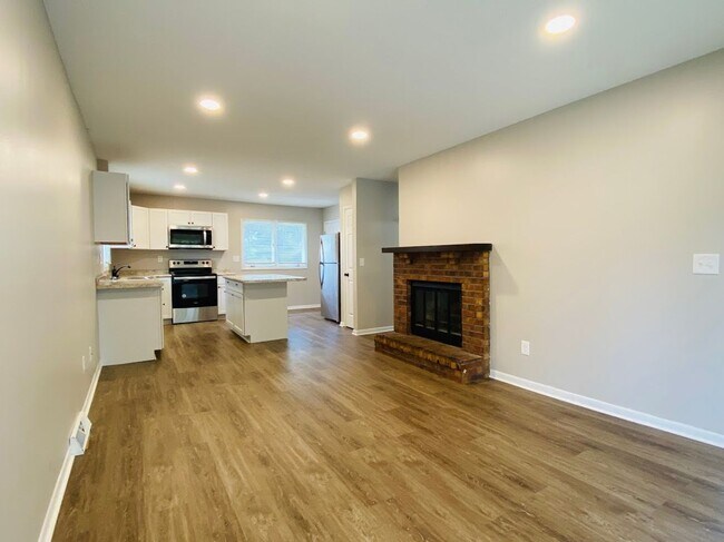 Building Photo - NEWLY REMODELED RANCH!! - 3 Bedroom, 1 Bath Home in Ankeny