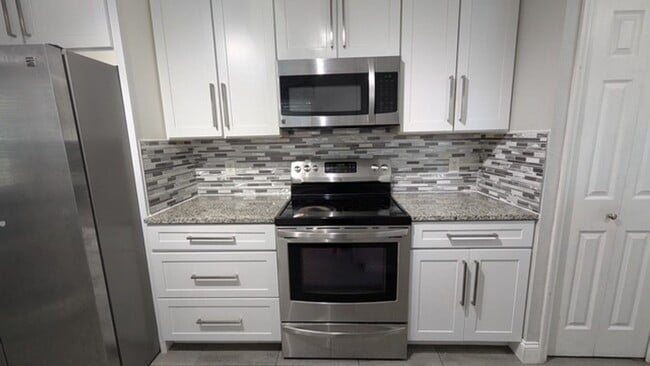 Foto del edificio - Beautiful Two-story home with Pool 3/2/2 car garage