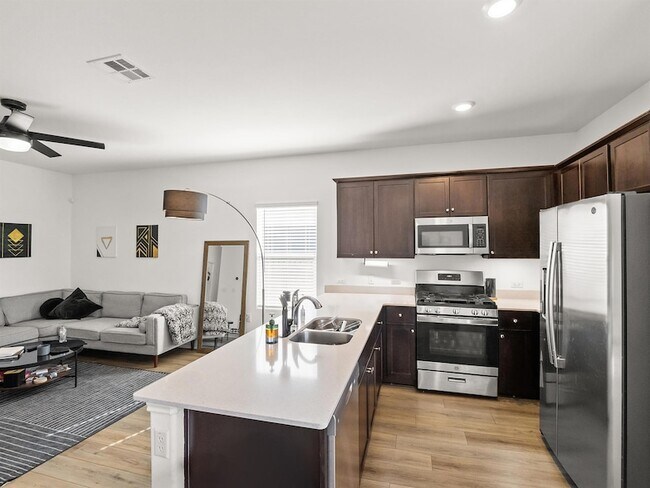 Foto del edificio - 2729 Louris Ln