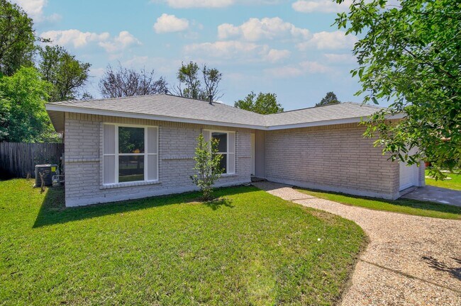 Building Photo - 1103 Kenyon Dr