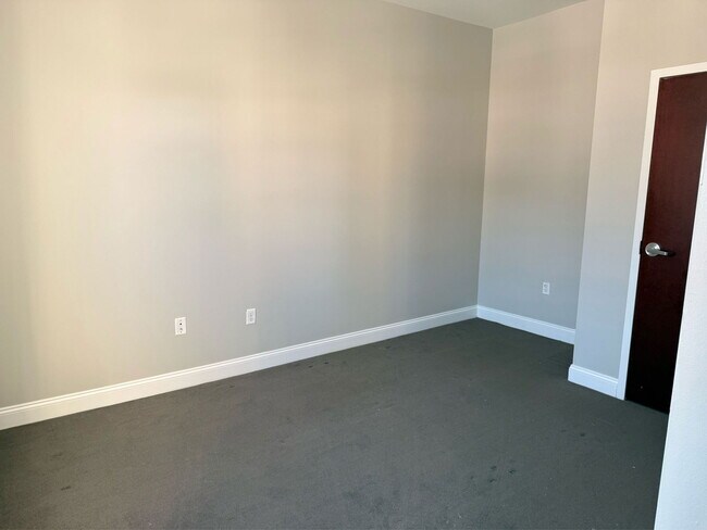 Building Photo - 210 Farmington Ave